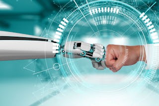 KI Bild von einem Roboterarm und einem Menschlichen Arm die sich die Fäuste geben