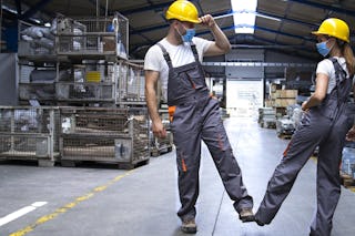 Zwei Lagermitarbeiter mit Maske. Zum Thema Auswirkung von Corona auf Logistik
