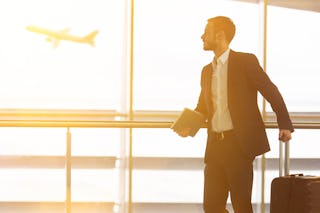 Ein Mann am Flughafen auf Dienstreise