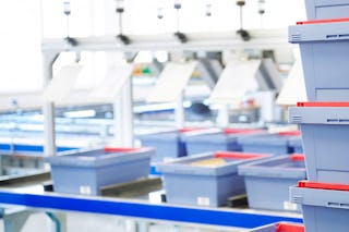 Mehrwegbehälter mit schwenkbaren Stapelbügeln