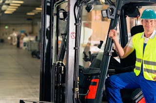 Mann am Flurförderzeug zum Thema Innerbetriebliche Trabsportoptimierung