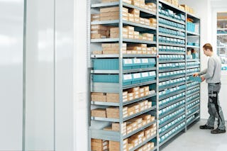 Ein Mitarbeiter bei der Permanenten Inventur, während ein anderer den Schaltschrank überprüft