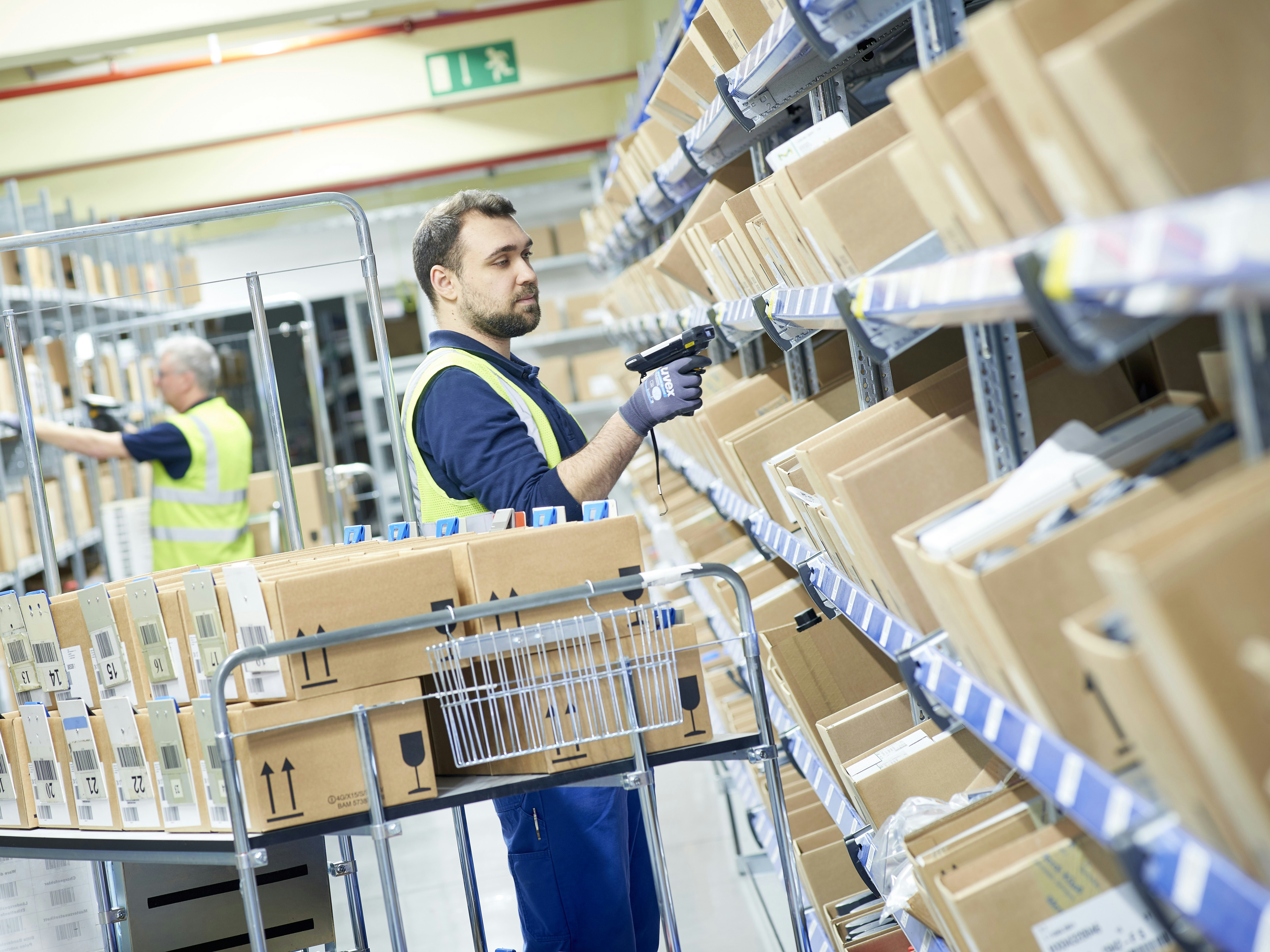 Zwei Männer beim kommissionieren