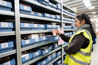 Eine Frau beim Kommissionieren