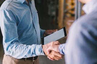 Zwei Männer beim Handshake