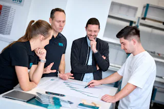 Team diskutiert über Projektplan