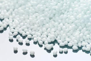 Kunststoffgranulat zum Thema gute Qualität bei Kunststoffbehältern
