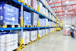 BITO Palettenregal und Mitarbeiter mit Flurförderzeugen