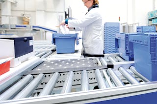 Mehrwegbehälter MW auf Rollenbahn eine Pharmazeutische entnimmt Papiere