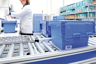 Mehrwegbehälter MW auf Rollenbahn eine Pharmazeutische entnimmt Papiere