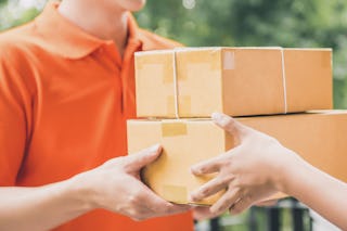 Paketaustausch zwischen einer Frau und einem Mann