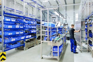 Ein Arbeiter beim Kommissionieren.