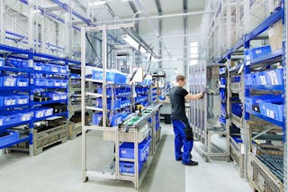 Ein Arbeiter beim Kommissionieren.