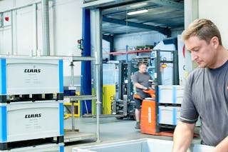 Zwei Männer bei der Arbeit. Daneben stehen Schwerlast SL Behälter von BITO.