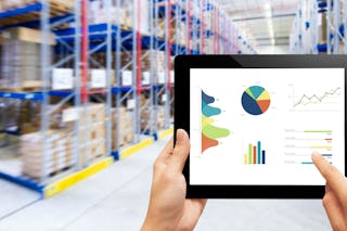 Person mit Tablett vor Palettenregal