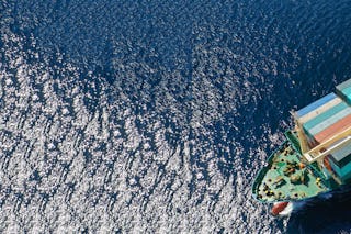 Containerschiff auf hoher See