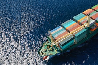 Containerschiff auf hoher See