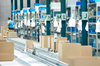 Mitarbeiter während der Arbeit in einem Lager