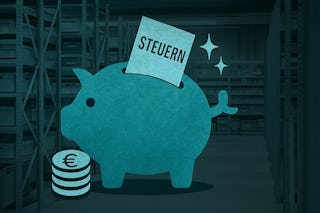 Ein Sparschein in einer Lagerhalle in das ein Zettel mit der Aufschrift Steuern eingeworfen wird als Symbol zum Steuern sparen.