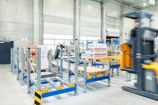 Arbeiter beim Kommissionieren