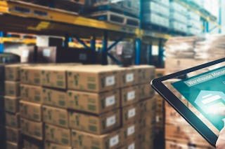 Eine Person die über ein Tablett die Lagerbestände überwacht