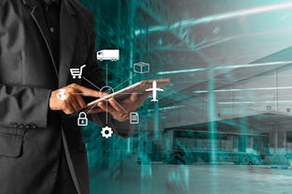 Eine Person mit Tablett