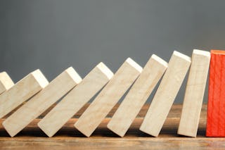 Umfallende Holzblöcke