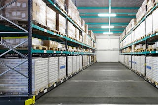 Bild von zwei vollgeräumten Palettenregalen