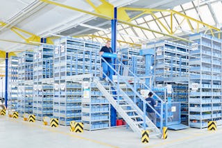 Zwei Mitarbeiter bei der Arbeit in einem Lager. Zum Thema welche Lagerarten gibt es