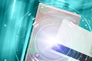 KI Bild über Zutrittskontrolle. Ein Mann öffnet eine Tür mit einer Zugangskarte