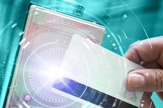 KI Bild über Zutrittskontrolle. Ein Mann öffnet eine Tür mit einer Zugangskarte