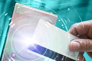 KI Bild über Zutrittskontrolle. Ein Mann öffnet eine Tür mit einer Zugangskarte