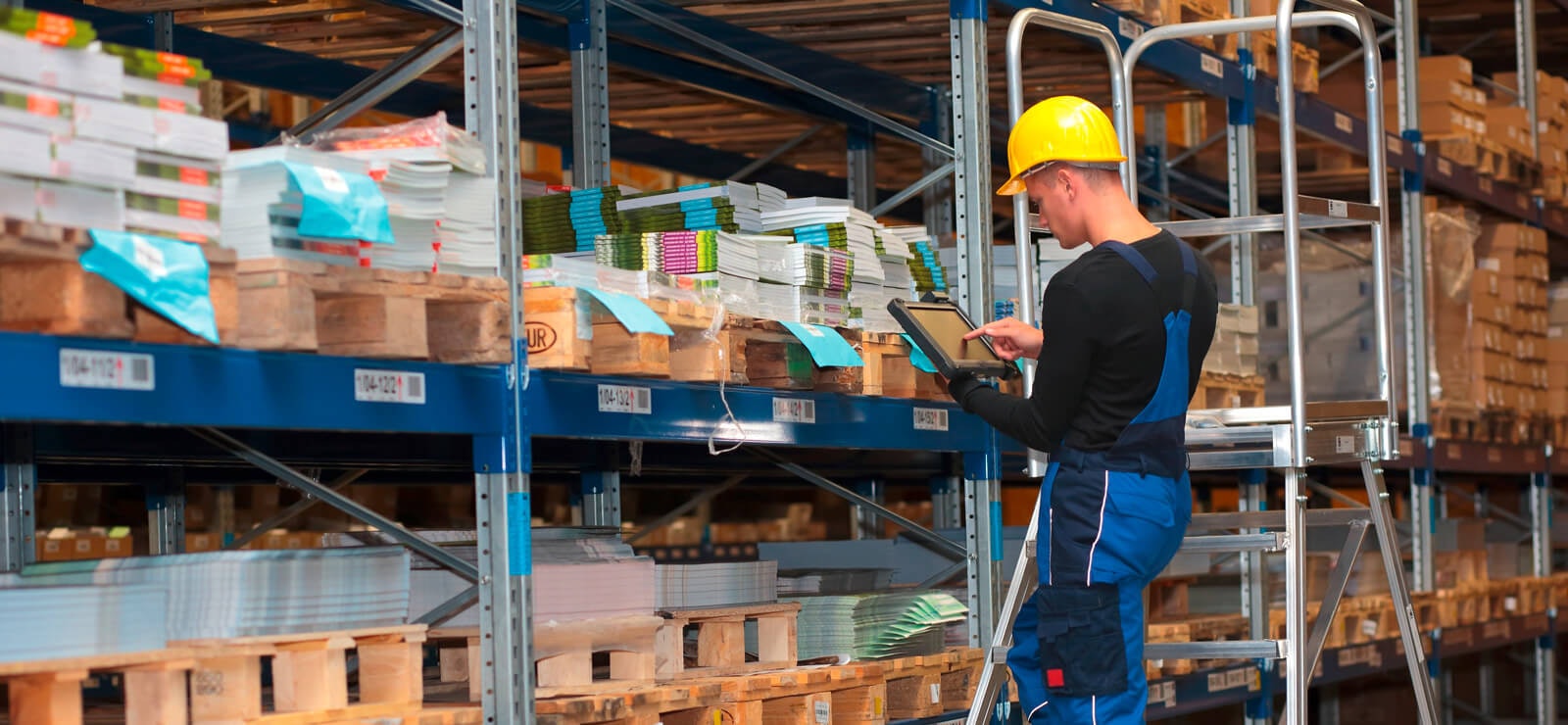 Ein Mann bei der Arbeit im Lager