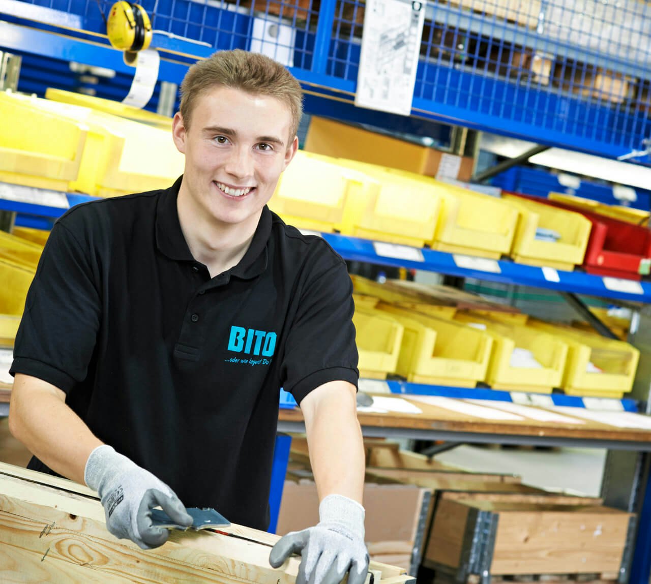 Eine Fachkraft für Lagerlogistik Behälter