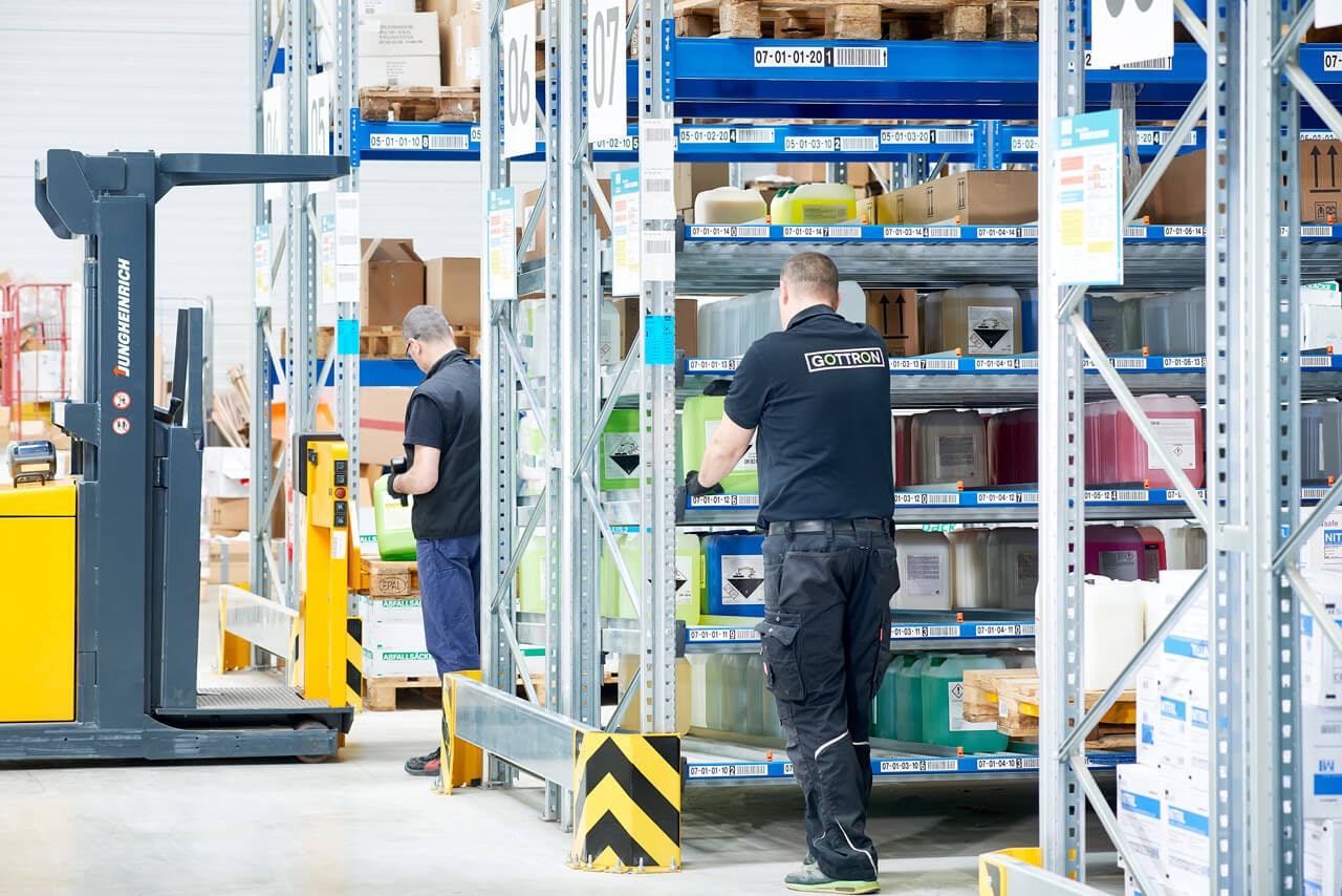 Zwei Mitarbeiter beim Kommissionieren