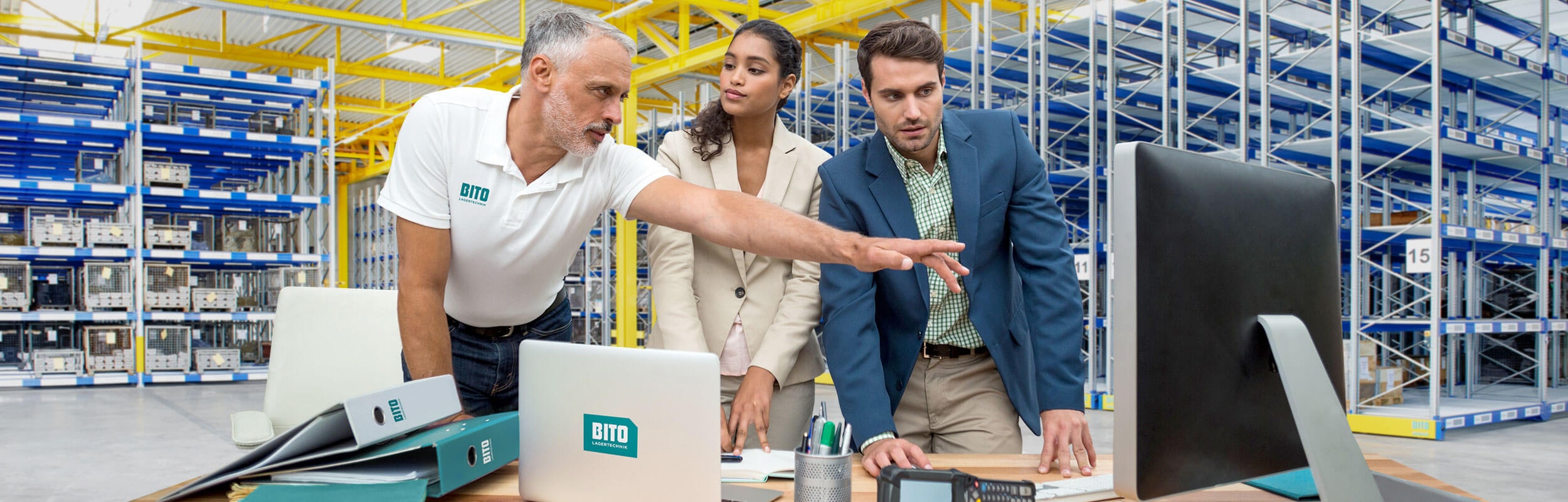 Ein Mitarbeiter BITO bei der Beratung von Kunden zur optimalen Lagerplanung