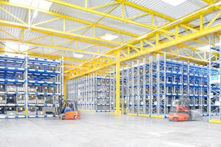 Lagerhalle mit Palettenregalen