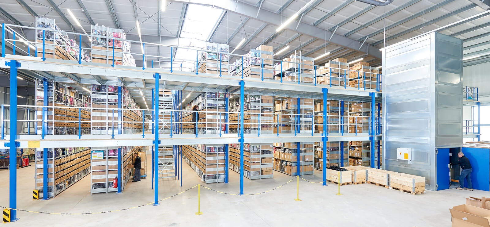 Mehrere Mitarbeiter im Lager