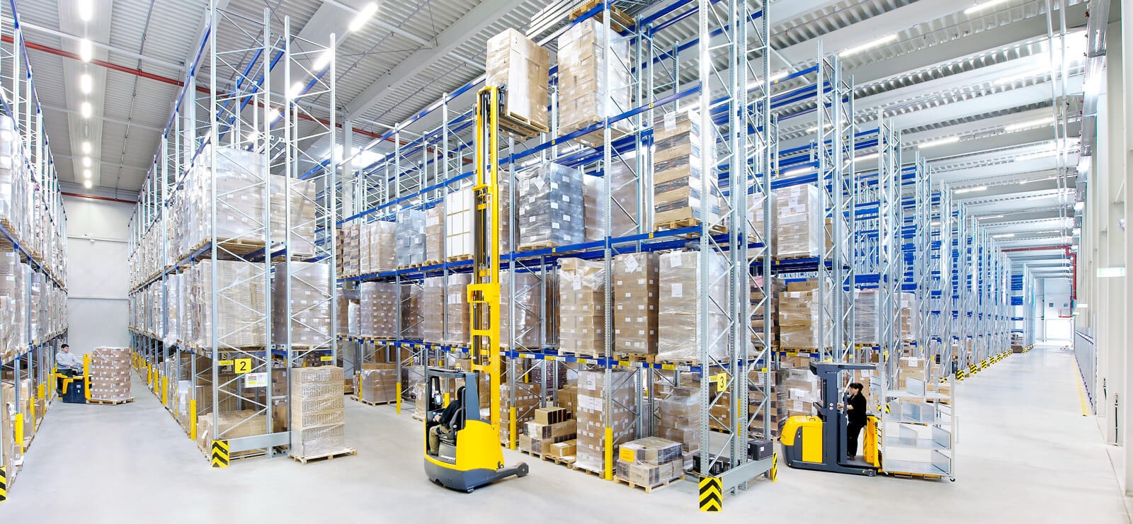 Arbeiten in einem Palettenregal