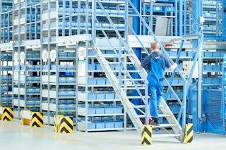 Zwei Lagerarbeiter bei der Arbeit