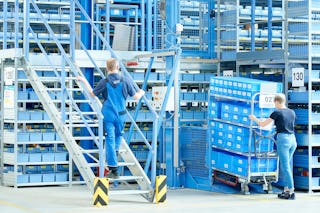 Zwei Lagerarbeiter bei der Arbeit