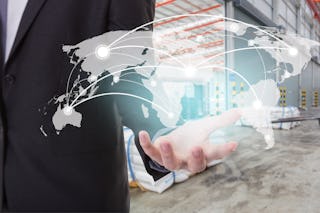 Ein Mann auf dessen Hand eine Digitale Welt erscheint. Im Hintergrund ein Arbeiter der auf einem Flurförderzeug sitzend ein Regal einräumt