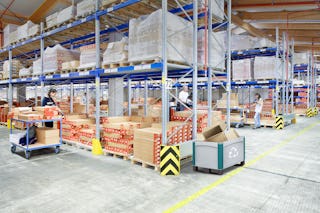 Schwerlastbehälter SL vor einem Palettenregal