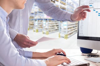 Personen beim einteilen der Dienste