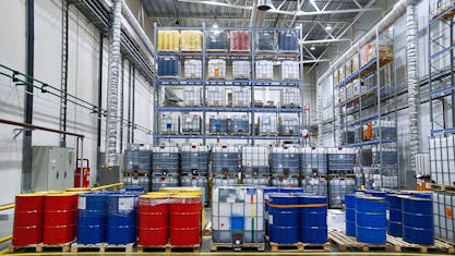 Wann benötigt man ein Gefahrstofflager?