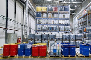 Bild einer Lagerhalle für Gefahrenstoffe die unteranderem in Palettenregalen gelagert werden