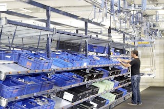 Lagerarbeiter beim Kommissionieren