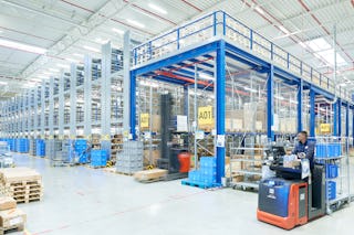 Mitarbeiter in einem Pufferlager