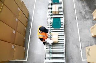 Ein Mitarbeiter bei der Bearbeitung von Retouren