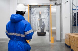 Arbeiter in einem Tiefkühllager